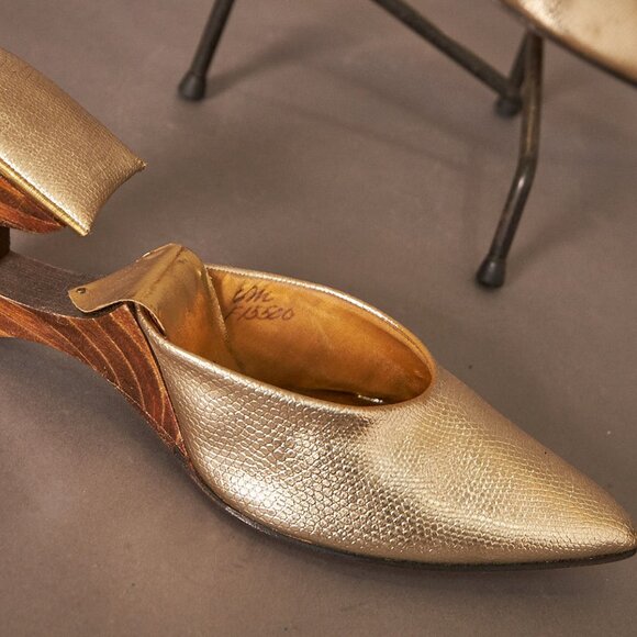 1960s Gold Cutout Floating Wood Carved Heels Shoes - Picture 8 of 13